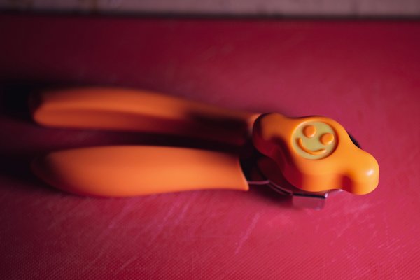 What are the benefits of using an electric can opener over a manual one?